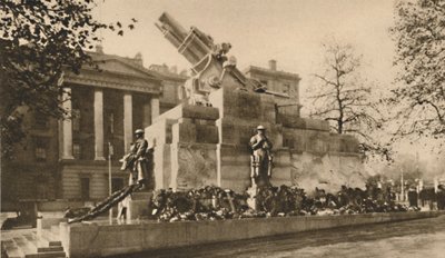 Representation i sten av en 9-tums haubits som orsakade stor kontrovers, c1935. av Unbekannt