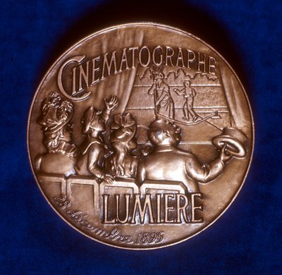 Baksidan av medaljen till minne av 50 år av filminspelning av bröderna Lumiere, 1945 av Unbekannt