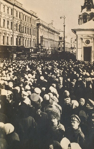 Revolutionära folkmassor på Tverskaya, Moskva, Ryssland, c1905-c1917 av Unbekannt