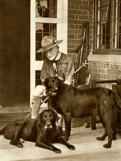 Robert Baden-Powell hemma med sina hundar, c1929, 1935. av Unbekannt