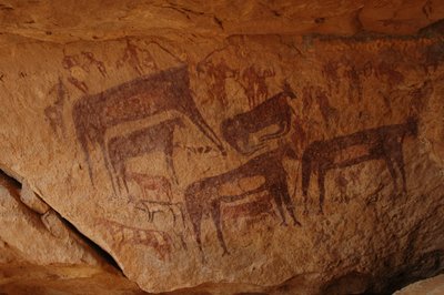 Hällkonst, förhistoria: Stenmålning av en grupp boskap inklusive knän och en grupp karaktärer inklusive bågskyttar i ett utsmyckat skydd, i Uweinat-massivet, Sudan (Karkur-Talh eller Karkur Talh). Period från 8000 till 3000 år f.Kr. Fotografi av Unbekannt