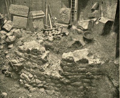 Romerska lämningar hittades i en bastion av Londonmuren, 1908 av Unbekannt