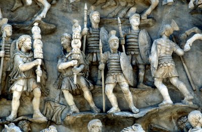 Romerska soldater som deltar i decursio, den rituella cirklingen av begravningsbål, c180-196 av Unbekannt