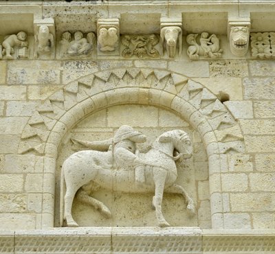 Romansk konst: detalj av fasaden som föreställer Hugues de Surgeres och Geoffroy de Vendome eller kejsar Konstantin I den store vars fot av hästen skulle trampa Heresie och Kristus triumferande av ondska och död, Notre Dame (Notre-Dame) de Surgeres (17700) av Unbekannt