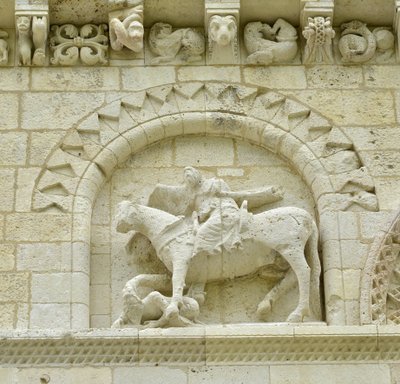 Romansk konst: detalj av fasaden som föreställer Hugues de Surgeres och Geoffroy de Vendome eller kejsar Konstantin I den store vars fot av hästen skulle trampa Heresie och Kristus triumferande av ondska och död, Notre Dame (Notre-Dame) de Surgeres (17700) av Unbekannt
