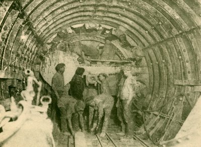 Rotary Cutter at work in the Enlarged Tube of the City and South London Railway Line, c1930. av Unbekannt
