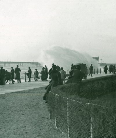Grovt hav över strandpromenaden vid Hastings, Sussex, sent 1800-tidigt 1900-tal. av Unbekannt