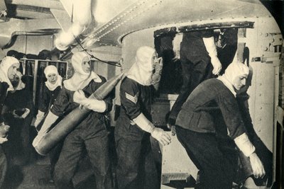 Royal Marines hanterar ammunition ombord på HMS Illustrious, andra världskriget, c1939-c1943 1944. av Unbekannt