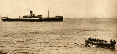 Kunglig marinskärare på väg att undersöka ett fartygs papper, första världskriget, 1914-1918, 1933. av Unbekannt