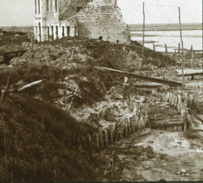 Förstörd byggnad och skyttegravar längs kusten, c1914-c1918 av Unbekannt