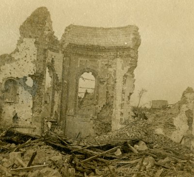 Förstörd kyrka, Combles, norra Frankrike, c1914-c1918 av Unbekannt