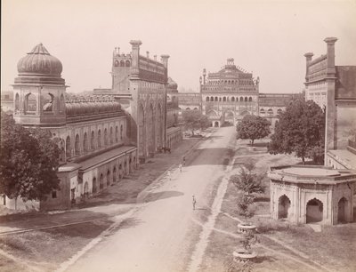 Rumi Darwaza och porten till Bara Imambara vänster med 