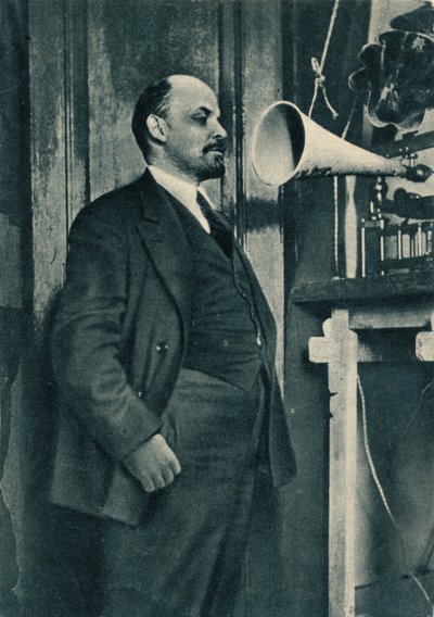 Den ryske bolsjevikledaren Vladimir Lenin vid en radioinspelning i Kreml, Moskva, Ryssland, 1919 av Unbekannt
