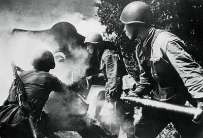 Ryskt artilleri i aktion, östfronten, 1943 av Unbekannt