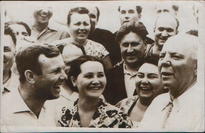 Den ryske kosmonauten Yuri Gagarin med sin fru, 1962 av Unbekannt