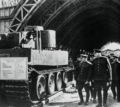 Ryska generaler inspekterar en utställning av tillfångatagna tyska rustningar, Ryssland, 1943 av Unbekannt
