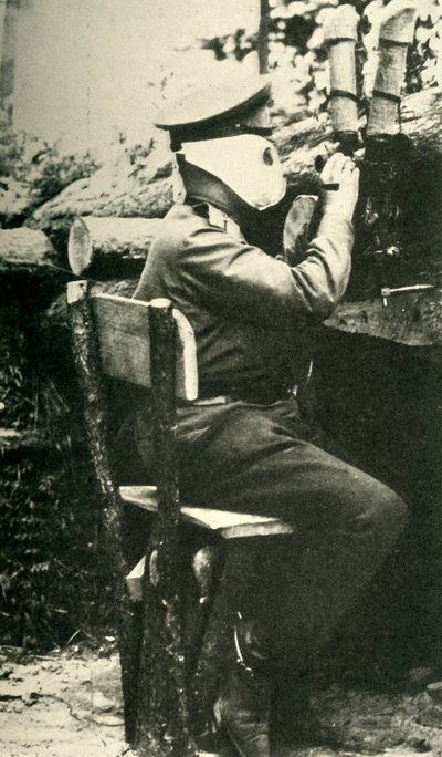 Rysk soldat som använder ett periskopgevär, första världskriget, 1914-1918, c1920. av Unbekannt