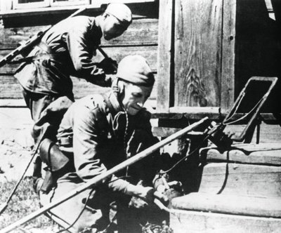 Ryska soldater med mindetektorer rensar ett hus som är fångade i smuts, östfronten, 1944 av Unbekannt
