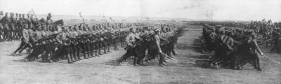 Ryska trupper paraderar under Frankrikes president Raymond Poincares besök i Ryssland den 22 juli 1914. av Unbekannt