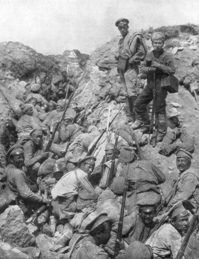 Ryska trupper väntar på signalen, Ternopil, Ukraina, första världskriget, 1 juli 1917 av Unbekannt