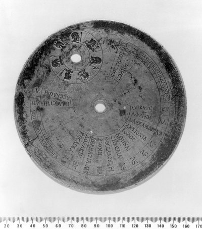 SUNDIALS, ALTITUDE Delar av ett bysantinskt bärbart solur, c AD Delar av ett bysantinskt bärbart solur, c AD 520 av Unbekannt