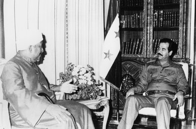 Saddam Hussein vid ett möte, Irak, 1986 av Unbekannt