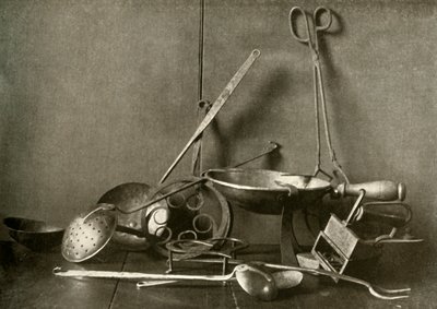 Sadiron, tång, skummare, gaffel, underlägg och hackfat av koppar, c1700-talet, 1937. av Unbekannt