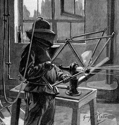 Sandblästring av skarvarna på en cykelram, Frankrike, 1896 av Unbekannt