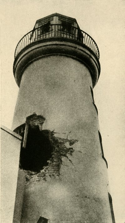 Scarborough fyr träffad av en tysk bomb, första världskriget, december 1914, c1920. av Unbekannt