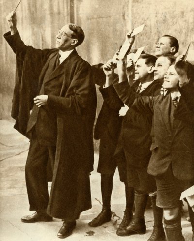 Skolpojkar och lärare som observerar en solförmörkelse, Storbritannien, 1921, 1935. av Unbekannt