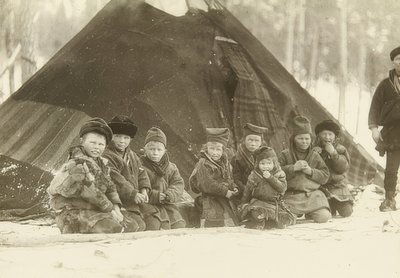 Sverige. Lappländska barn framför ett tält. Omkring 1900 av Unbekannt