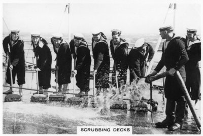 Skrubbar däcket ombord på HMS Nelson, 1937 av Unbekannt