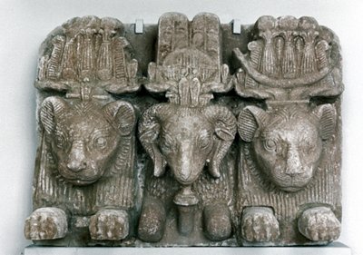 Skulptur av tre djurhuvuden av Unbekannt