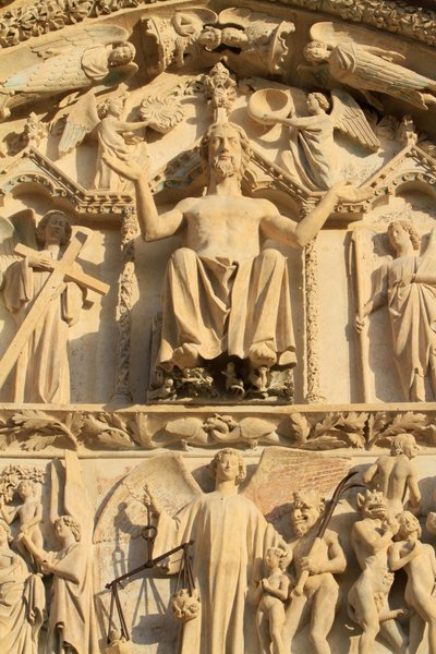 Skulptur av Kristus sittande på en tron. Den sista domen. Tympanum i den västra centralportalen. Stefansdomen. av Unbekannt