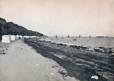 Havsutsikt - The Bathing Beach and Suspension Pier, 1895 av Unbekannt