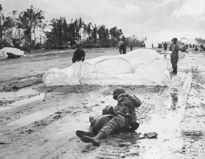 Andra världskriget (1939-1945) - Andra världskriget (WWII eller WW2): Noemfoor Island (Numfor, Numfoor) (Stillahavsområdet) 3 juli av Unbekannt