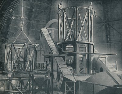 Sektion för sektion monterar Hookers-cylinderns enorma stålram, c1935 av Unbekannt