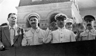 Höga sovjetiska figurer på tribunen av Lenins mausoleum, Röda torget, Moskva, Sovjetunionen, 1931 av Unbekannt