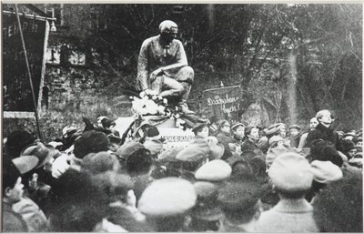 Sergei Yesenin vid invigningen av Koltsov Razin-monumentet, 1918 av Unbekannt