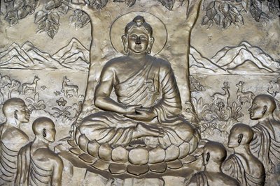 Shakyamuni Buddha predikar predikan - lagens hjul - för sina fem lärjungar. Ho Chi Minh City. Vietnam av Unbekannt