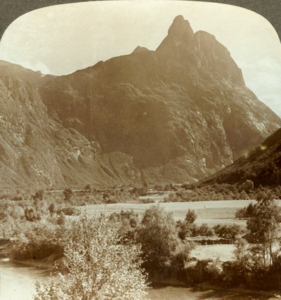 Vassa toppar av Romdalshorns krönande bergsvägg ovanför Rauma älv, Norge, c1905. av Unbekannt