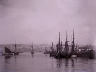 Fartyg i hamnen i Plymouth i Devon. av Unbekannt