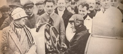 Visar drivmekanismen för intresserade åskådare, c1927, 1935 av Unbekannt
