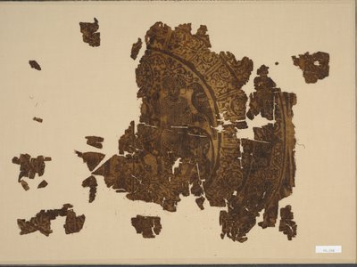 Sidenfragment med falkonerare som rider på en tjur, 1000-1100-tal. av Unbekannt
