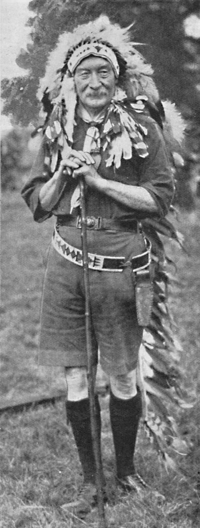Sir Robert Baden-Powell, klädd i en röd indianstamms klänning, c1925. av Unbekannt
