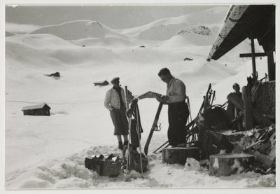 Skidåkare utanför en stuga, ca 1930 av Unbekannt
