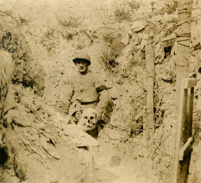Skalle hittades nedgrävd i skyttegravarna, c1914-c1918 av Unbekannt