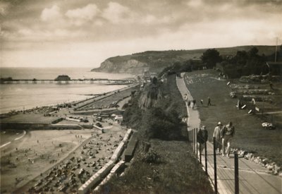 Small Hope Bay och Shanklin Pier, I.W., från Cliff Walk, c1920. av Unbekannt
