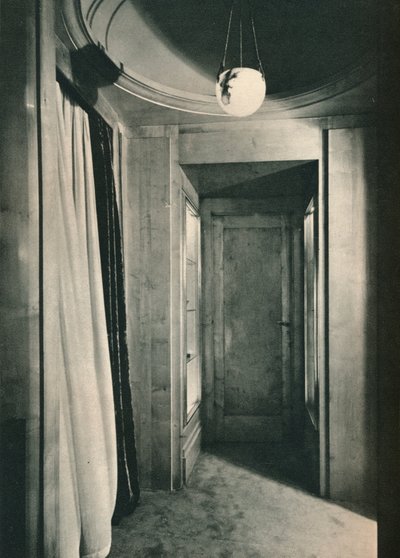 Liten vestibul med skåp i White Sycamore, c1925 av Unbekannt