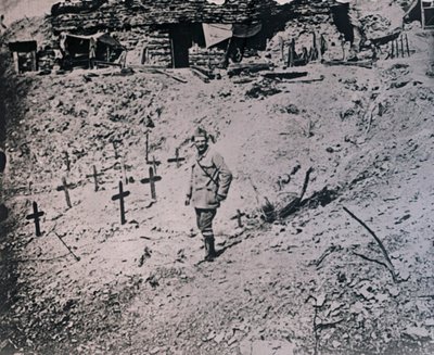 Soldat bland träkors, c1914-c1918 av Unbekannt